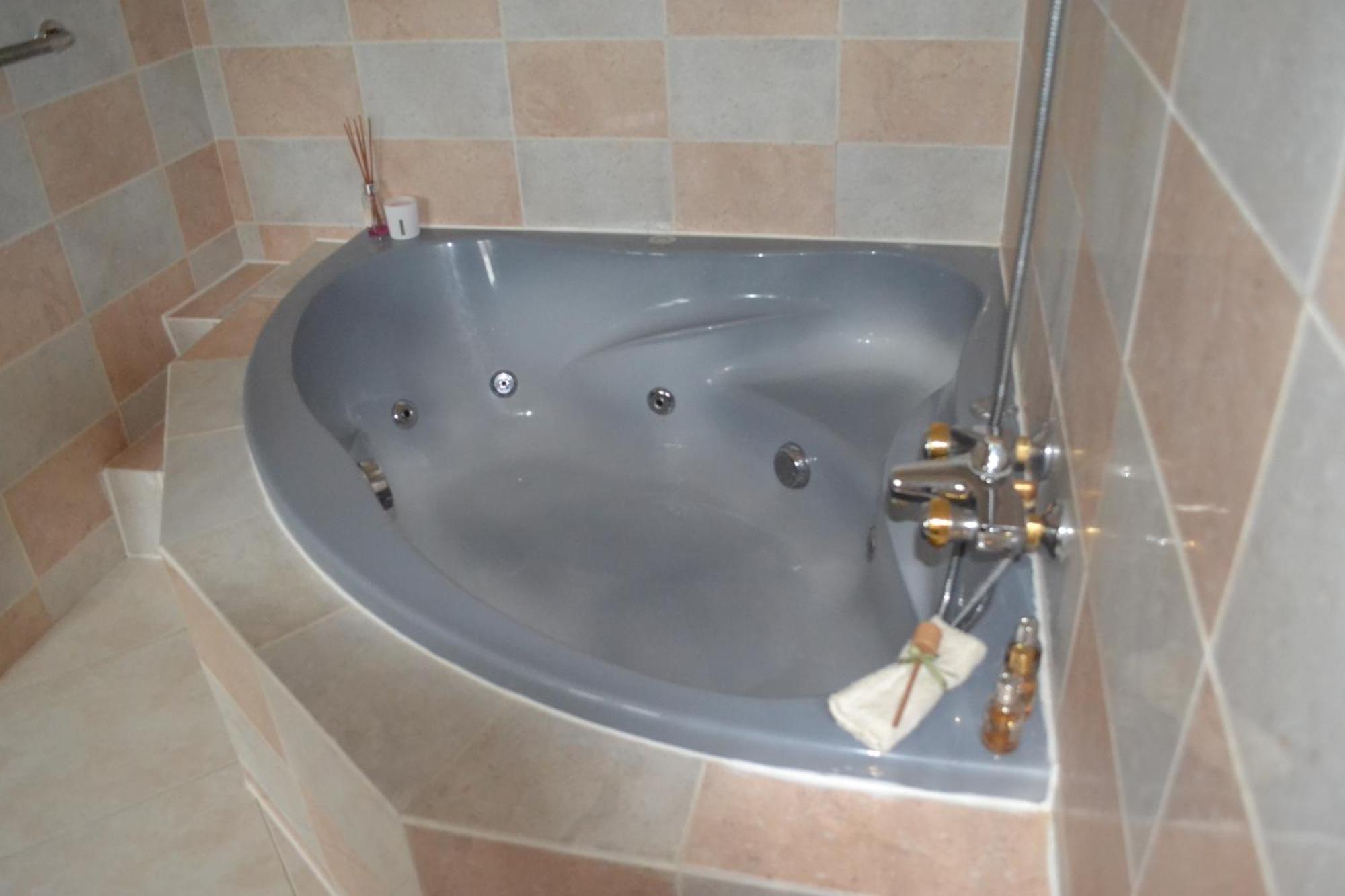 Les Bruyeres B&B 2 Montbron ภายนอก รูปภาพ