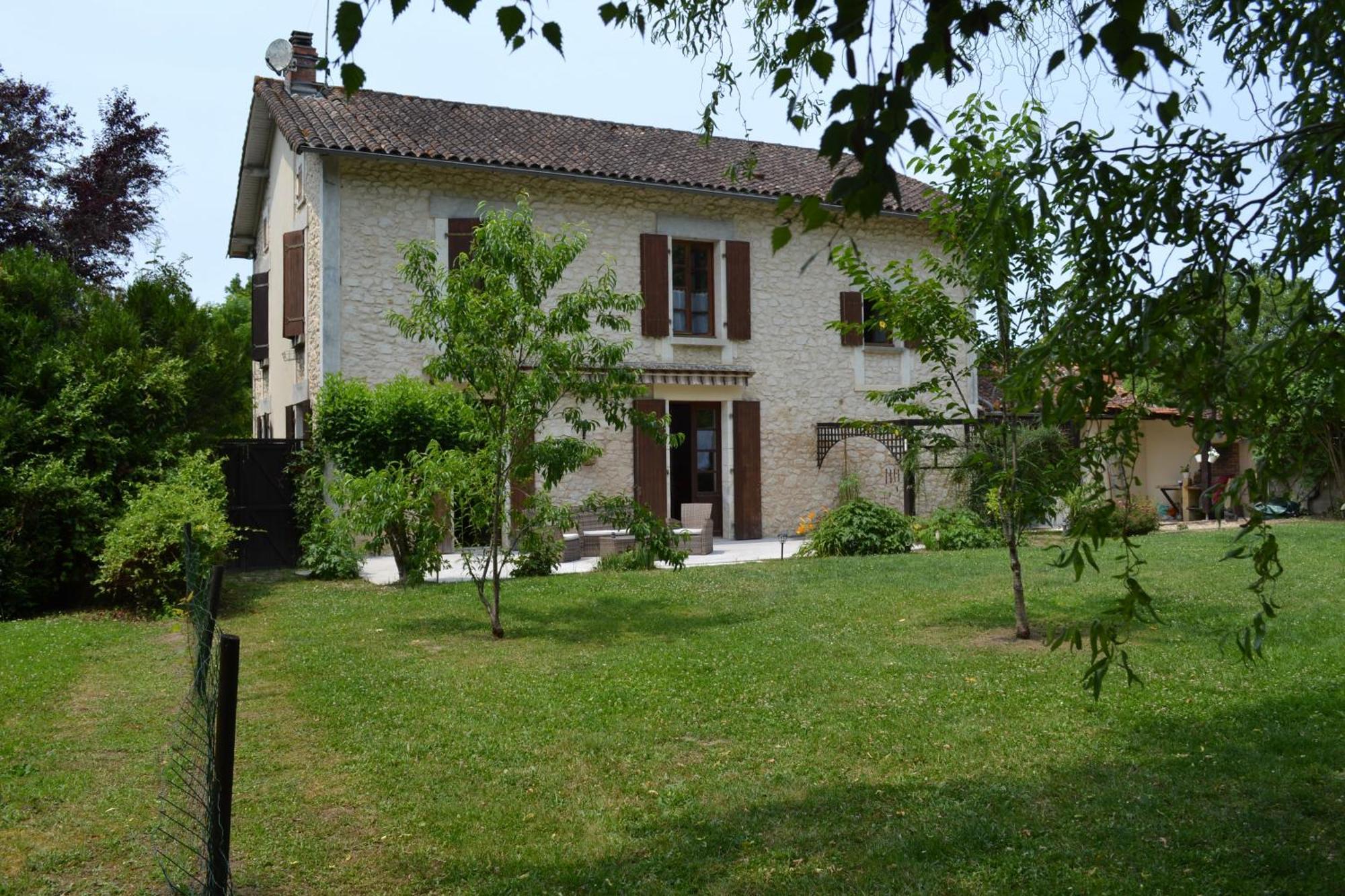 Les Bruyeres B&B 2 Montbron ภายนอก รูปภาพ