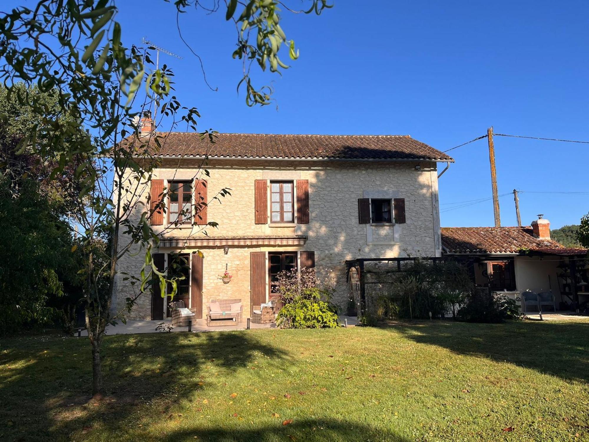 Les Bruyeres B&B 2 Montbron ภายนอก รูปภาพ