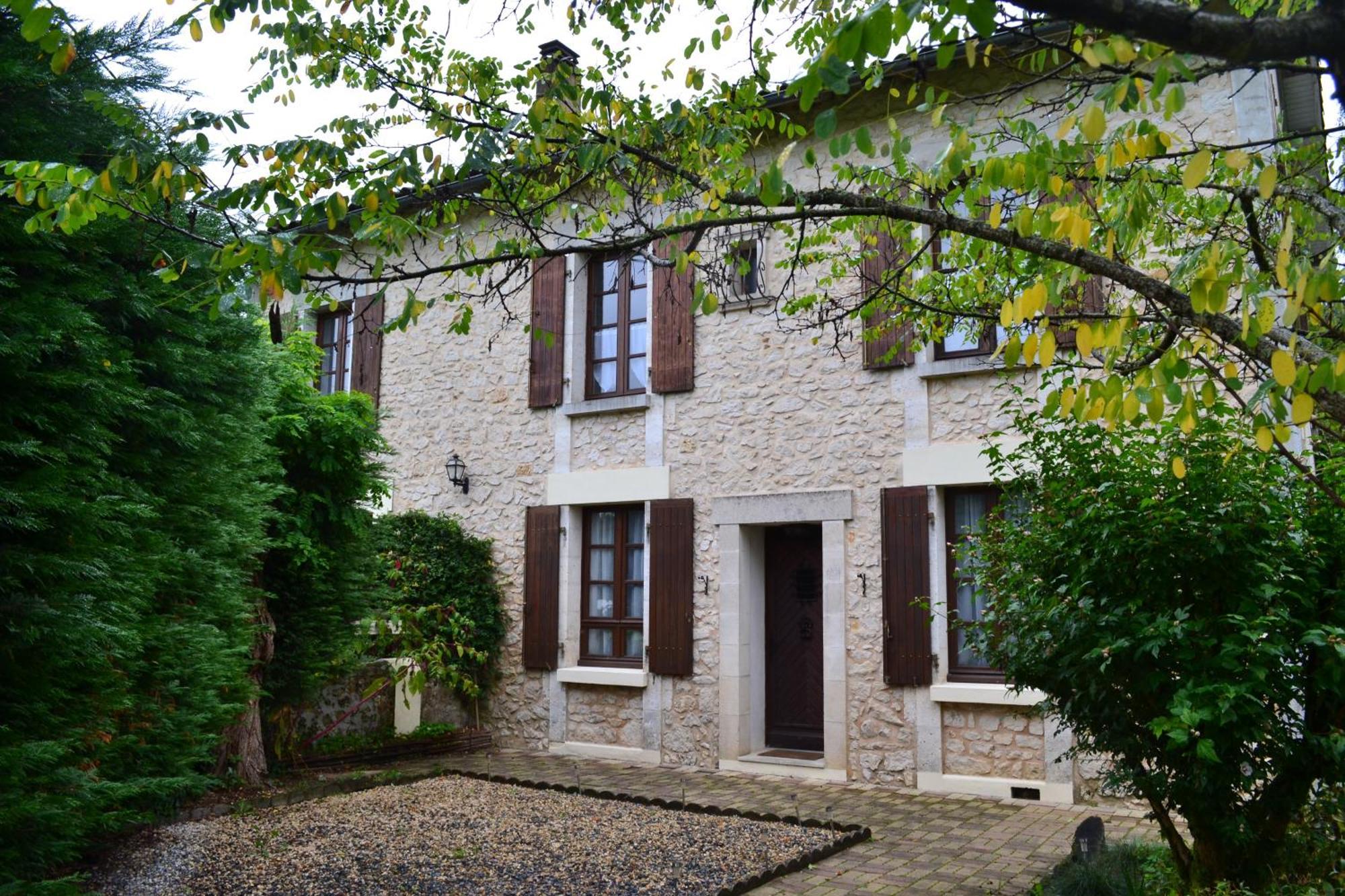 Les Bruyeres B&B 2 Montbron ภายนอก รูปภาพ